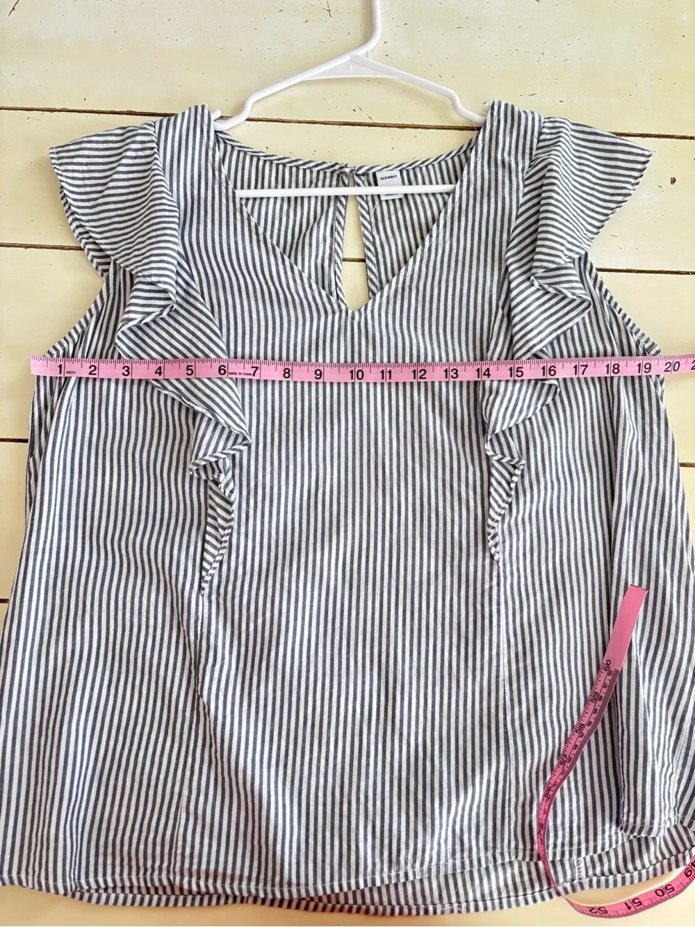 Old Navy Pinstripe Ruffle Top Women’s Large White Blue Cotton Coastal